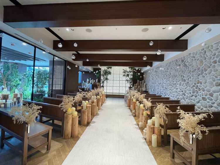 ビル内ということを忘れてしまうような、天龍杉を使用した自然の温かみを感じれるチャペル