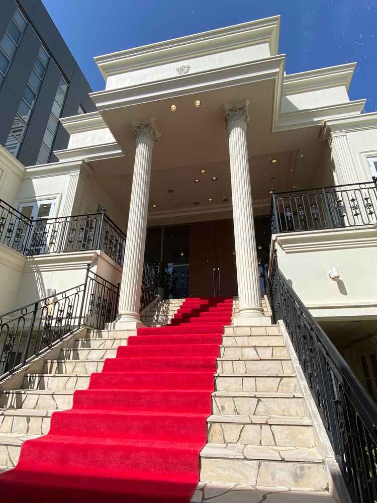 挙式後のアフターセレモニーができる場所。しゃぼん玉の演出や、フラワーシャワーがとても映えそうでした。