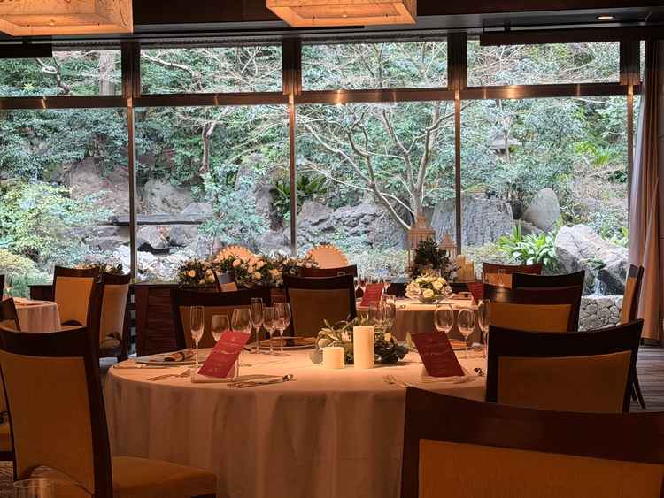 披露宴会場になります。ガラス越しに見える庭園が非常に素敵です。