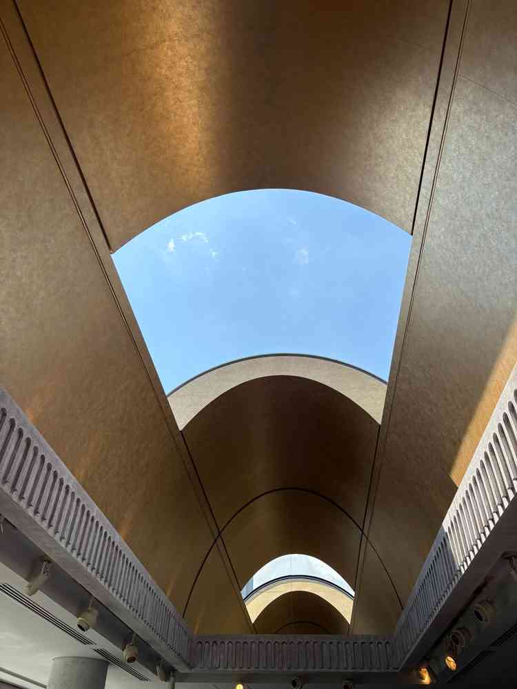 披露宴会場のミラージュヴィラの会場です。天井が開閉の様子。披露宴会場の天井が開閉するのは珍しい。