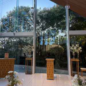 外の緑が近くに感じられ、季節感を楽しめる点が魅力的でした。