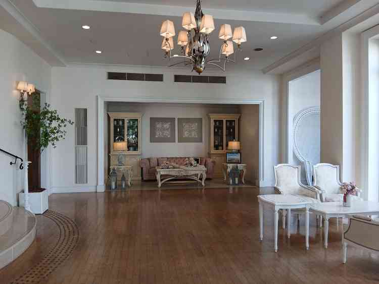 室内も綺麗かつお洒落でした。ここもプライベート空間とのことで、ゆっくりとゲストと交流できそうです。