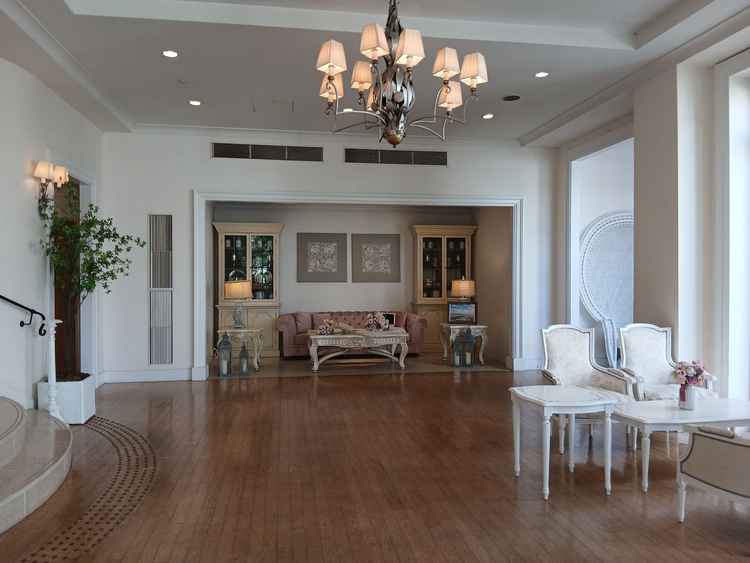 室内も綺麗かつお洒落でした。ここもプライベート空間とのことで、ゆっくりとゲストと交流できそうです。