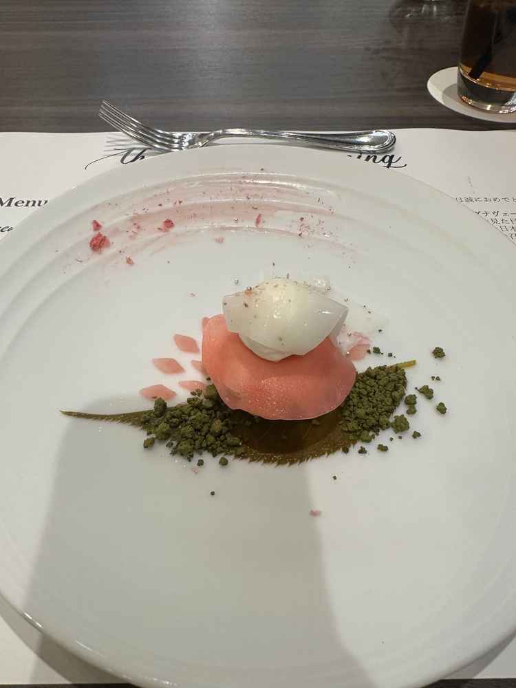 桜餅のデザートは今まで食べたことのない美味しさでここに決めたいと思える一品でした