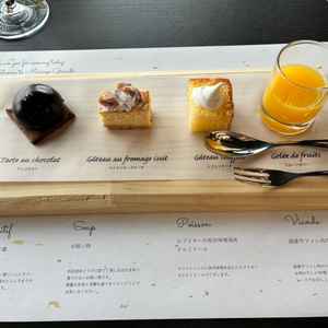 料理の試食で出していただいたデザート。いろんなデザートがちょっとずつ楽しめて満足。