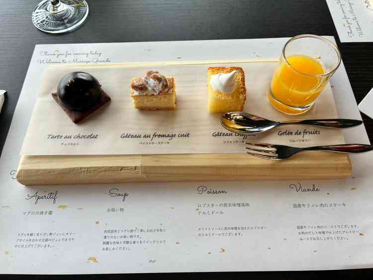 料理の試食で出していただいたデザート。いろんなデザートがちょっとずつ楽しめて満足。