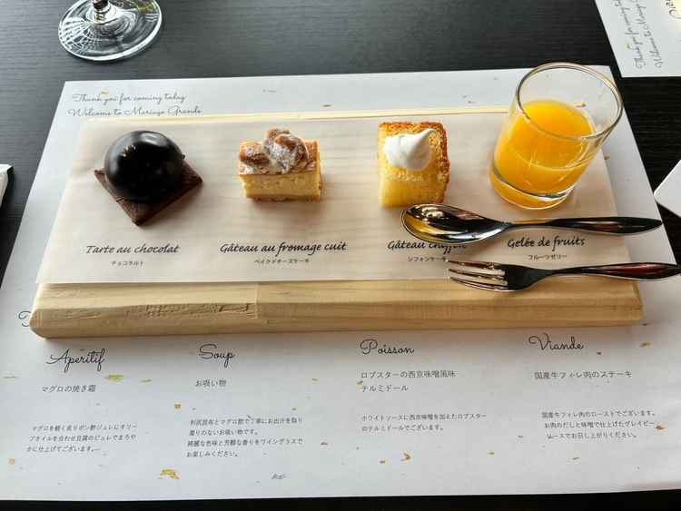 料理の試食で出していただいたデザート。いろんなデザートがちょっとずつ楽しめて満足。