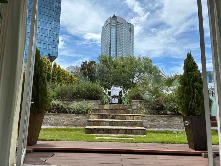 屋上の式場。ビルは見えるが天気が良いと気持ちいい。