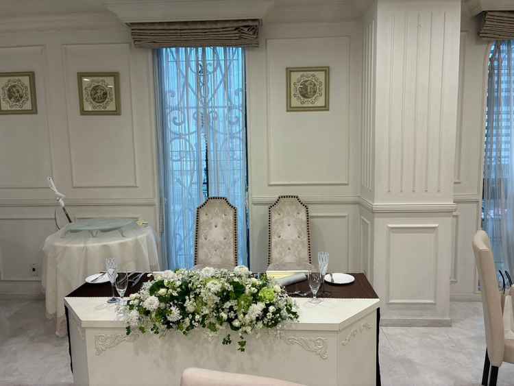 披露宴会場の高砂席、高さを出さないことで、ゲストと近い距離感でいることができるようです。