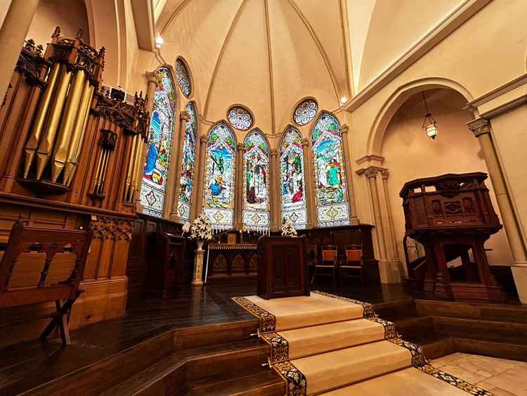 天井が高くてレトロなチャペル。