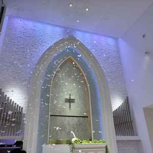 羽が舞う演出のある挙式会場。コンパクトでしたが清楚で可愛かったです。