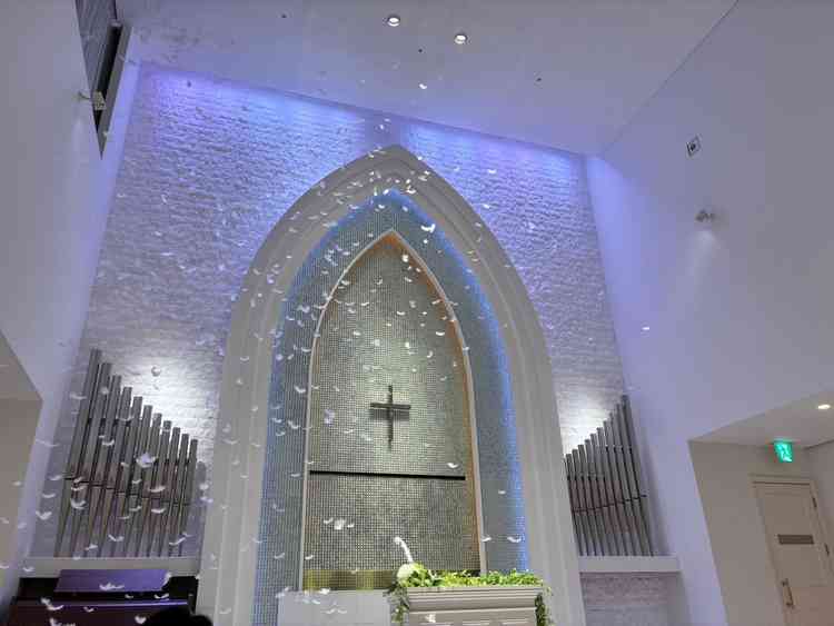 羽が舞う演出のある挙式会場。コンパクトでしたが清楚で可愛かったです。