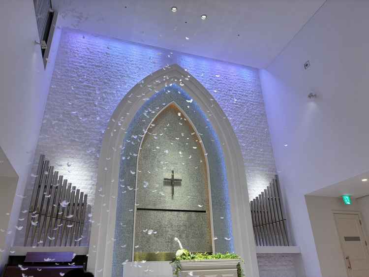 羽が舞う演出のある挙式会場。コンパクトでしたが清楚で可愛かったです。