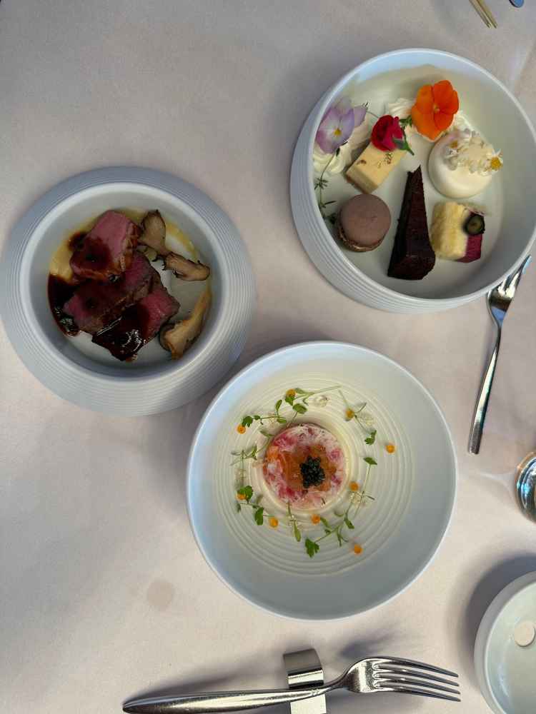コース料理の一部を試食させて頂きました。見学の歳のみサプライズ感のある器でワクワク感がありました。