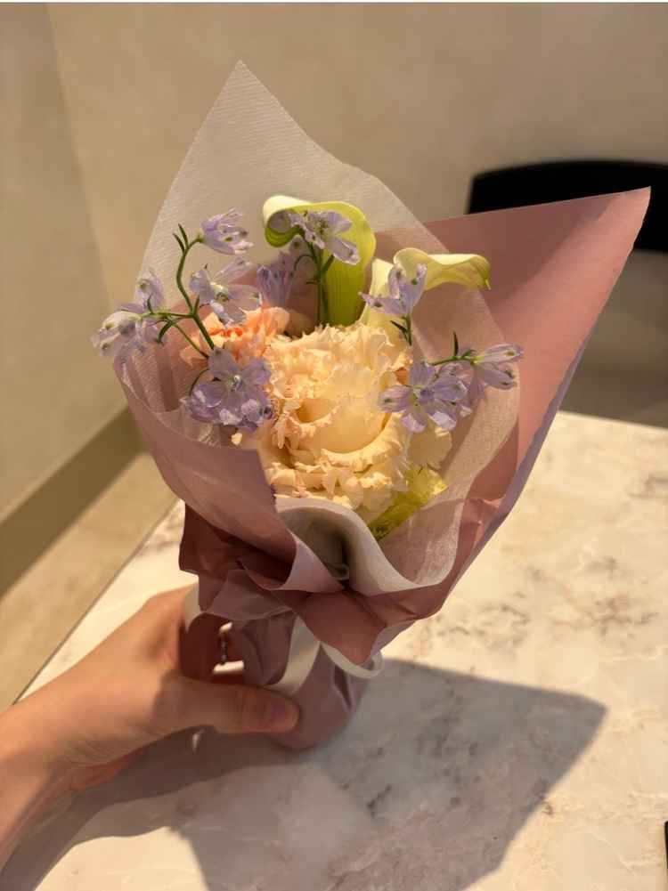 チャペルを見学する直前に当日のブーケをイメージしてサプライズで花束をいただきました。