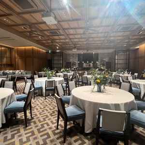 モダンで広めの披露宴会場でした。