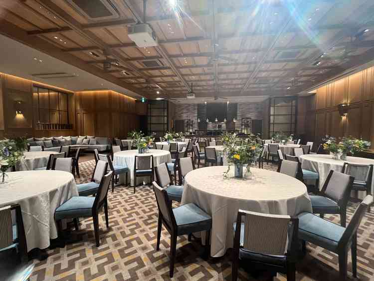 モダンで広めの披露宴会場でした。