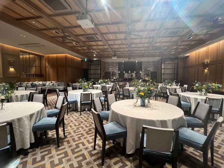 モダンで広めの披露宴会場でした。