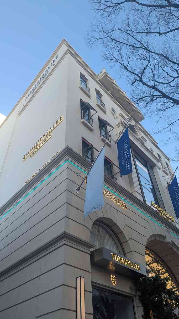 大通り沿いから撮影した式場の外観です。