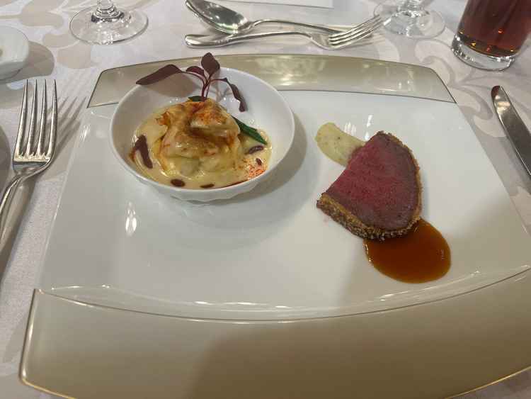 お料理はソースにこだわっているとのことで、初めて食べる味で美味しかったです。