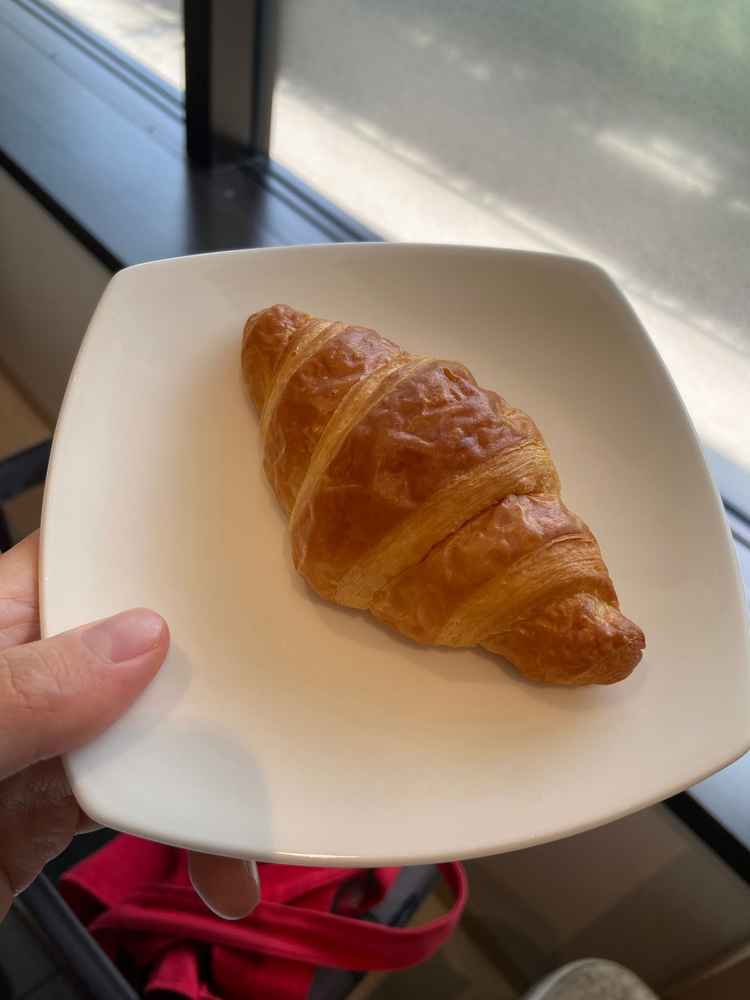 クロワッサン  式ではおかわりもできるそうで、バターがたっぷりの匂いで買って帰れるなら買って帰りたか