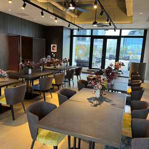 8F テラス　ゴージャスな雰囲気　外にテラスもあり自由に使える。