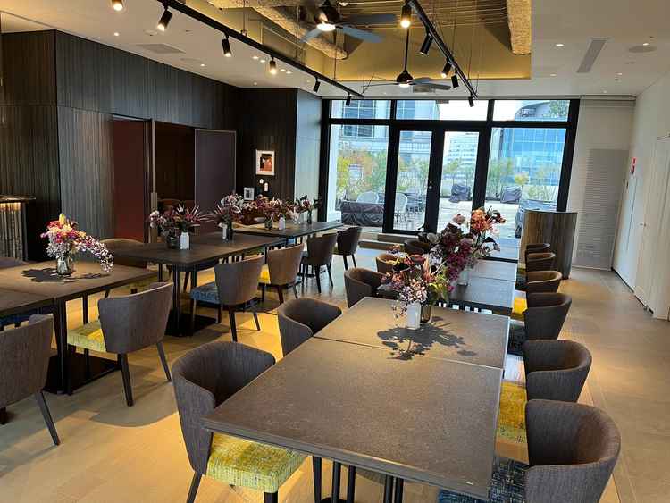 8F テラス　ゴージャスな雰囲気　外にテラスもあり自由に使える。