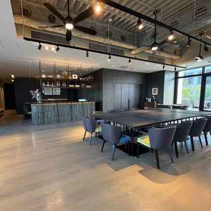 8階少人数挙式用の披露宴会場の写真。高層階で周りの建物の圧迫感も少なく、光の入り方も綺麗で、テラス。