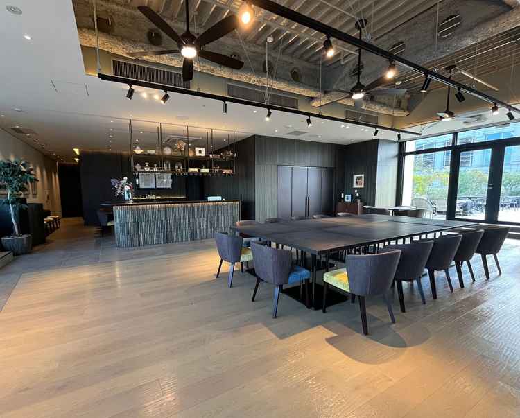 8階少人数挙式用の披露宴会場の写真。高層階で周りの建物の圧迫感も少なく、光の入り方も綺麗で、テラス。