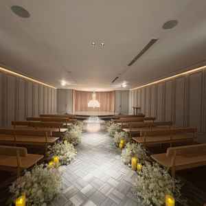 チャペルは、正面に据えられたシャンデリアも、カーテンの壁や床の模様なども個性的で素敵だと感じました。