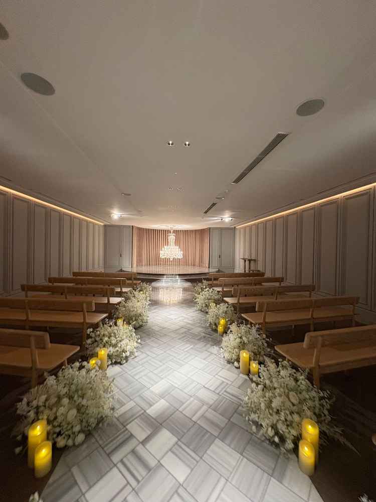 チャペルは、正面に据えられたシャンデリアも、カーテンの壁や床の模様なども個性的で素敵だと感じました。