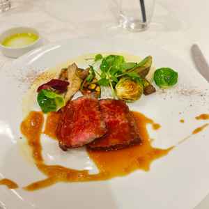 黒毛和牛のステーキ🥩その中でもランクが高い。柔らかくて美味しかったが、追加料は3000円ほど