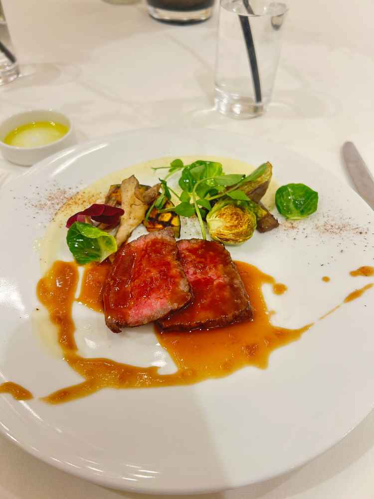 黒毛和牛のステーキ🥩その中でもランクが高い。柔らかくて美味しかったが、追加料は3000円ほど