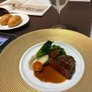 いただいた試食。ソースもおしゃれなもので、実際に披露宴でこれが出てきたらゲスト目線で嬉しいと思います