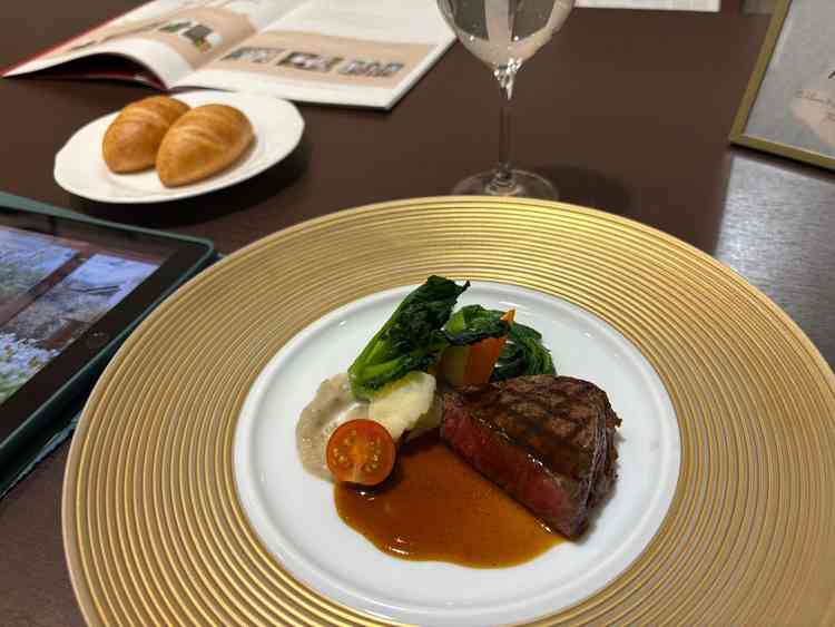 いただいた試食。ソースもおしゃれなもので、実際に披露宴でこれが出てきたらゲスト目線で嬉しいと思います