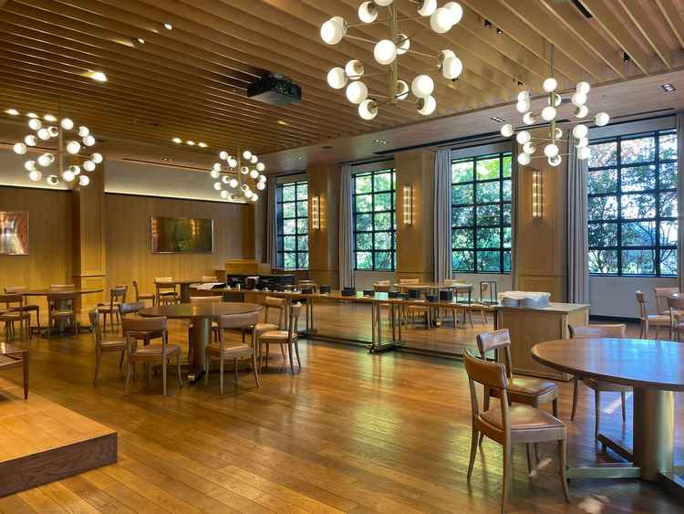 木の温かみが感じられる披露宴会場の写真です。