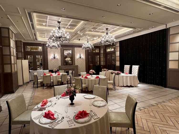 上品で温かみのある会場。シャンデリアが華やかさを添え、特別な一日を彩る雰囲気。