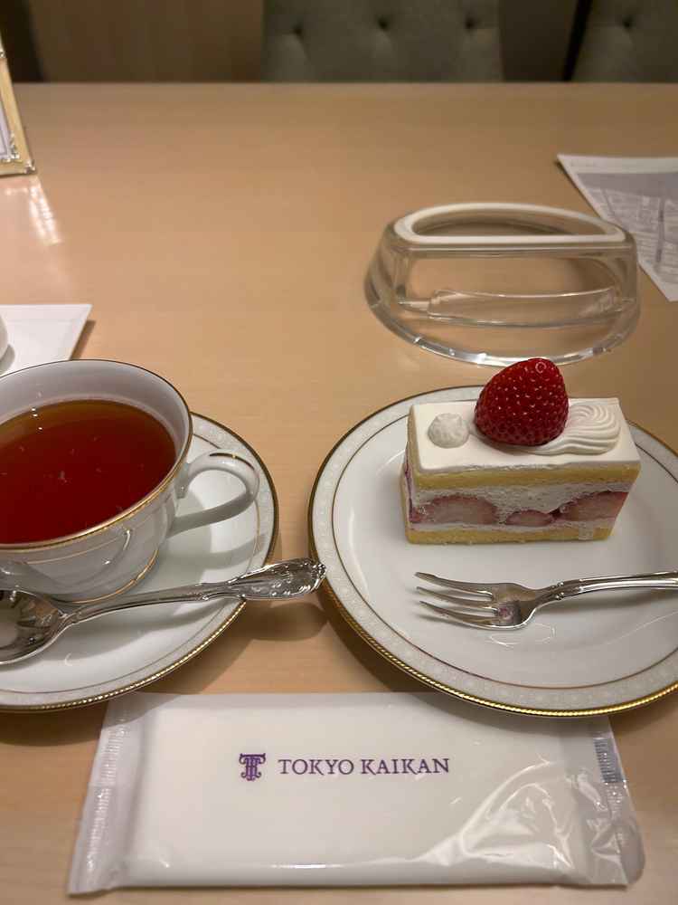 実際に披露宴でも提供しているケーキを試食しました。その日のいちごの甘さに合わせてクリームも変えている