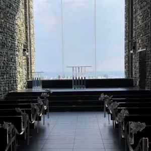 御影石のチャペルがシックで素敵でした。