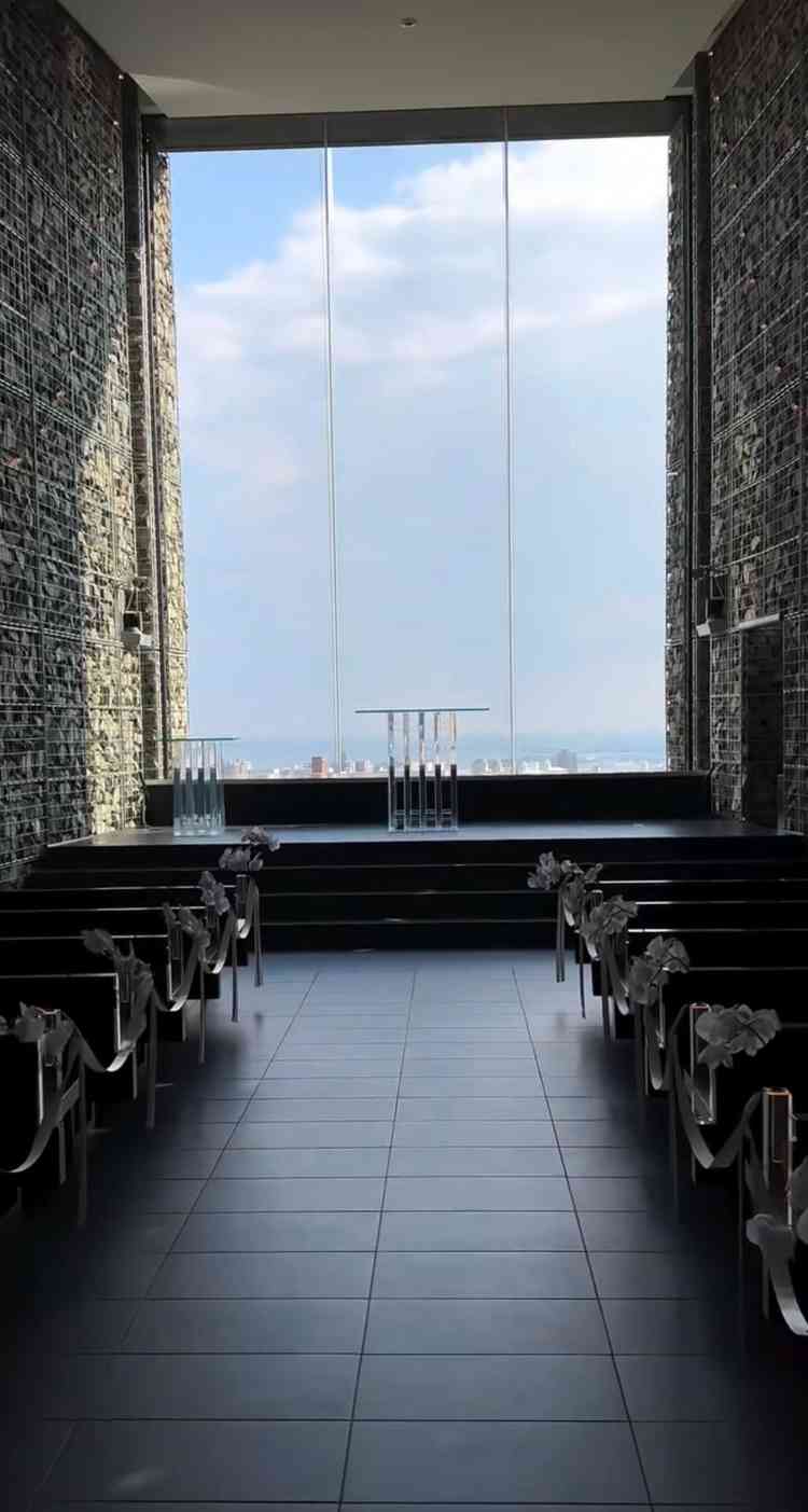 御影石のチャペルがシックで素敵でした。