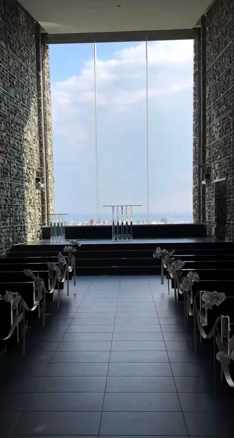 御影石のチャペルがシックで素敵でした。