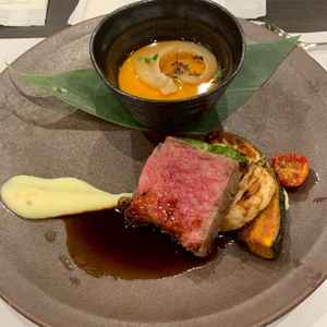 「雲丹ロワイヤル」雲丹味が濃厚で，フカヒレ乗っていて上品でとてもおいしい。肉も柔らかく美味い。