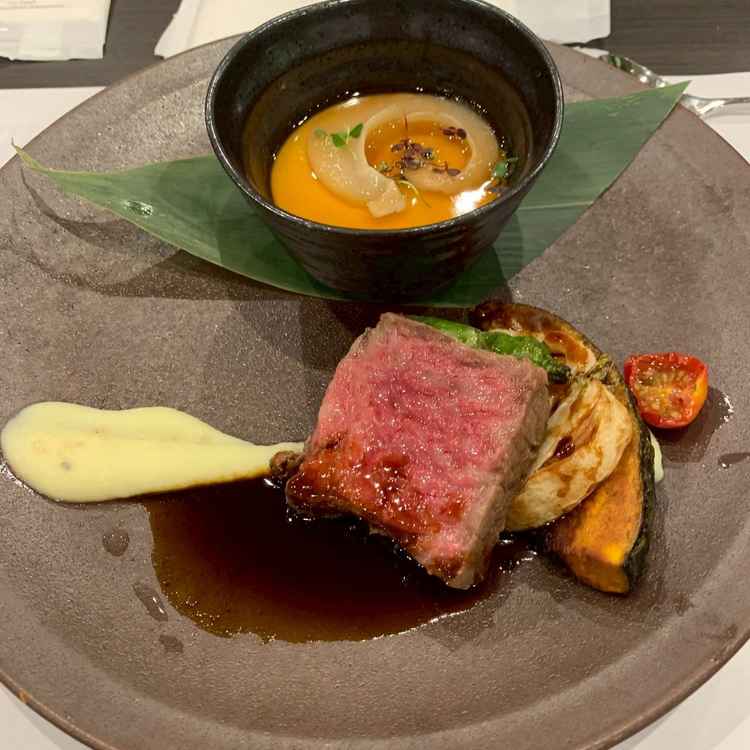 「雲丹ロワイヤル」雲丹味が濃厚で，フカヒレ乗っていて上品でとてもおいしい。肉も柔らかく美味い。