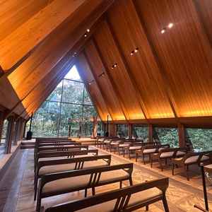 チャペル内は入った瞬間から木の優しい香りがして温かみと安心感を覚えました。