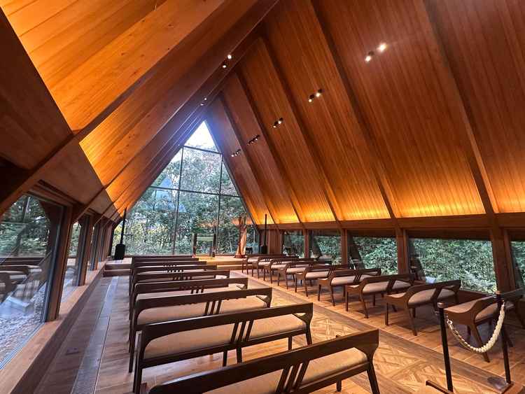 チャペル内は入った瞬間から木の優しい香りがして温かみと安心感を覚えました。