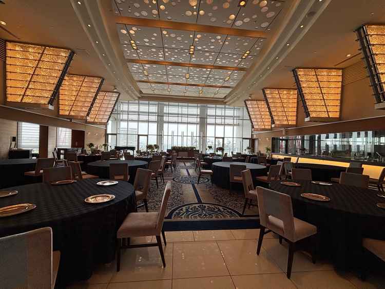 披露宴会場は船をイメージした会場で神戸らしさがありました。