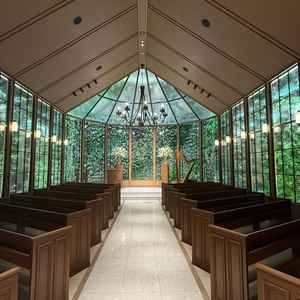 緑が綺麗で天候に左右されないチャペルです。新郎新婦の顔にライトが当たるよう設計されてます。