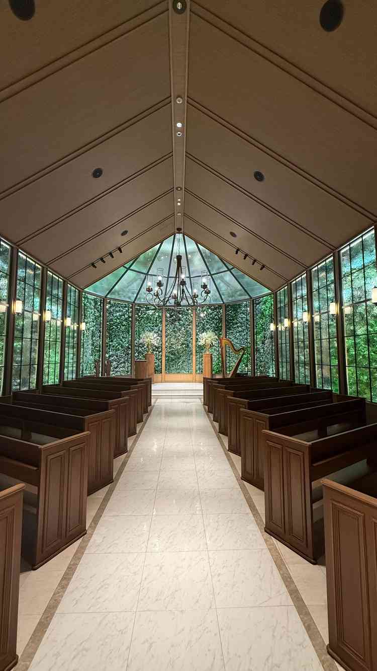 緑が綺麗で天候に左右されないチャペルです。新郎新婦の顔にライトが当たるよう設計されてます。