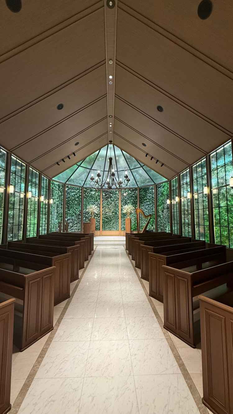 緑が綺麗で天候に左右されないチャペルです。新郎新婦の顔にライトが当たるよう設計されてます。