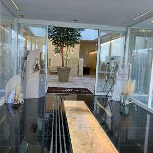 ロビーへの入り口です。床にガラス張りの綺麗に飾られた通り道があり幻想的でした。